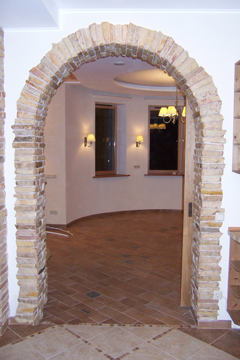 Отделка арки декоративным камнем в квартире + фото
