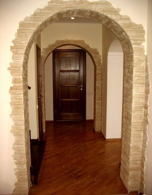 Оформление каменной арки в интерьере квартиры